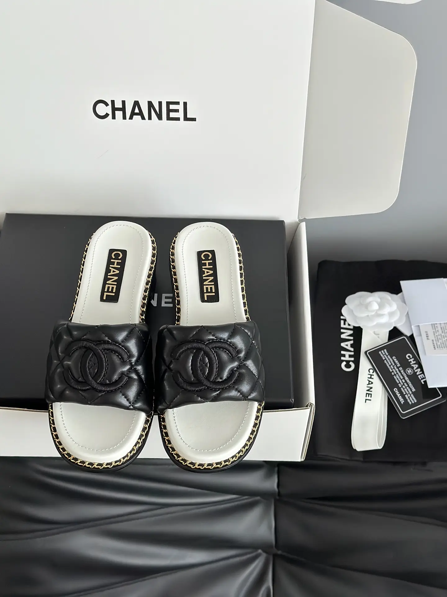 Dép Chanel